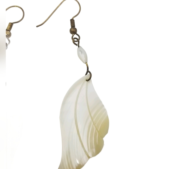 VINTAGE ART DECO REVIVAL CARVED MOTHER OF PEARL WING DROP HOOK EARRINGS - Picture 4 of 6
